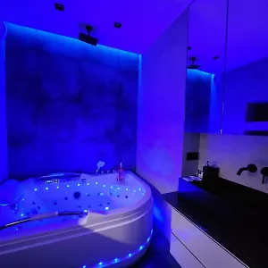 House - In With Private Jacuzzi, Full Access To Sauna, Gym And Billards - Studia Z Prywatnym Jacuzzi Oraz Dostepem Do Sauny, Silowni I Bilarda Апартаменты